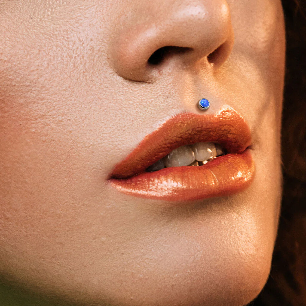Titanium Labret Opal Round Silver Internally Threaded - Image 7
